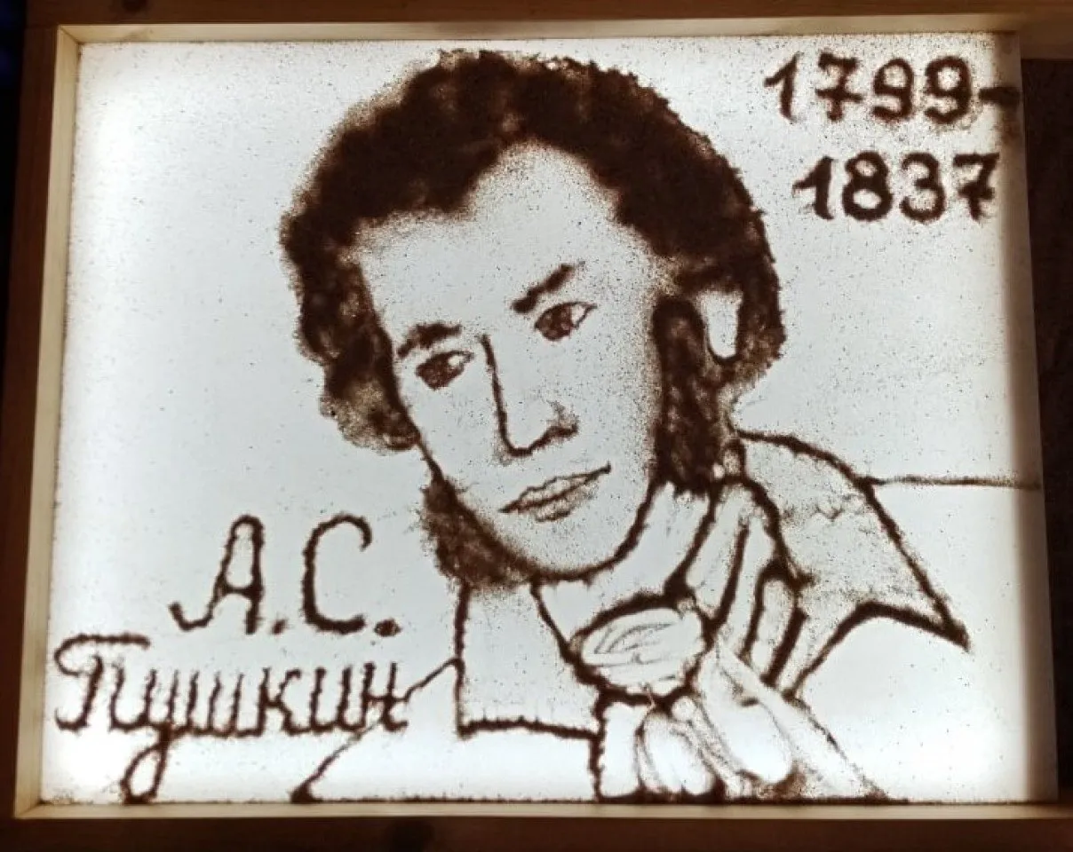 Рисунок на песке, выполнили Захаров Юра 10 лет и мама Захарова Е. А.