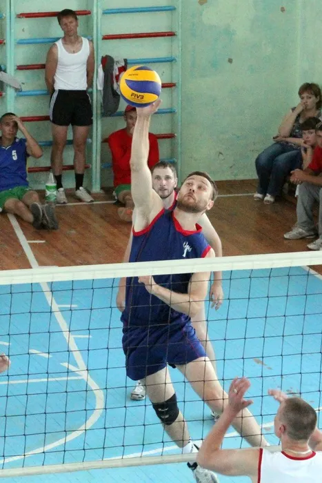 На площадке еманжелинские волейболисты