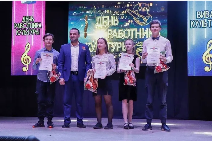 Участник творческой бригады музея Андрей Речкалов (крайний справа)